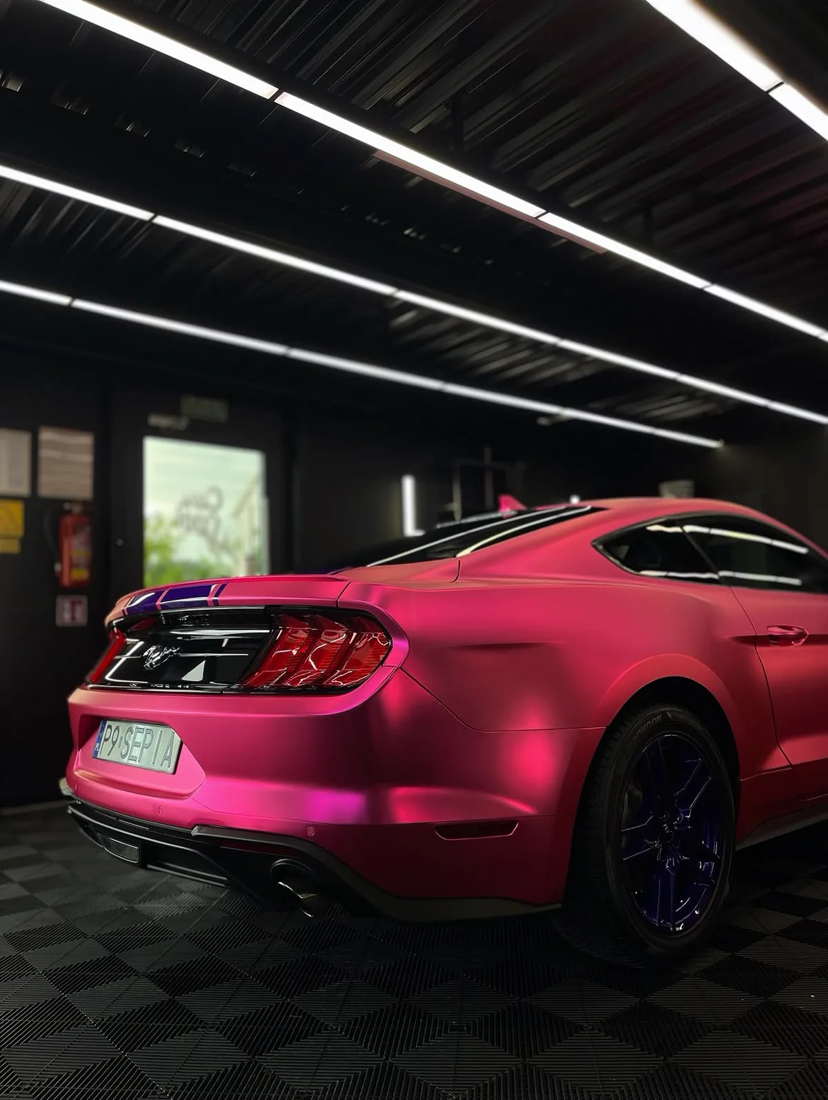 Ford Mustang w folii chrome pink